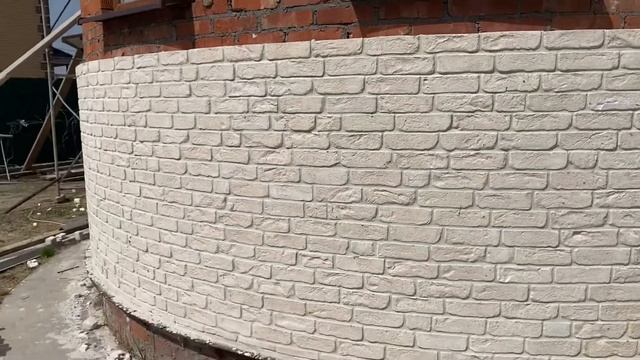 Белый кирпич ручной формовки, под Белый шов . Кладка. Краснодар. Дом из белого кирпича. Половинки. смотреть онлайн
