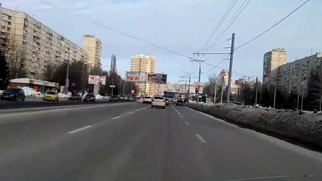 В Харькове мусоровоз снес остановку. смотреть онлайн