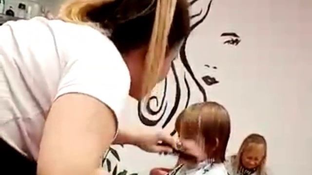 Первая стрижка девочке. Первая модельная прическа дочки в салоне красоты смотреть онлайн