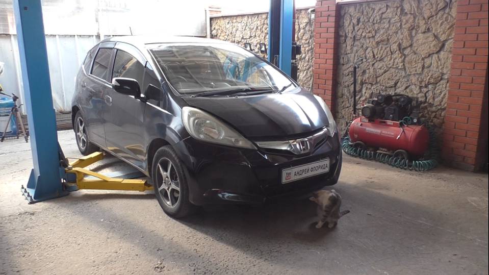 Замена переднего сальника коленвала на Honda FIT 1,5 Хонда Фит 2009 года