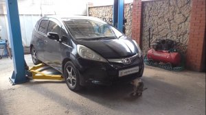 Замена переднего сальника коленвала на Honda FIT 1,5 Хонда Фит 2009 года
