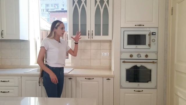 Элегантная кухня цвета Жасмин с островом. Смотреть обзор смотреть онлайн