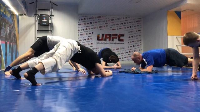 Старшая группа стоит в планке 27.02.2019 смотреть онлайн