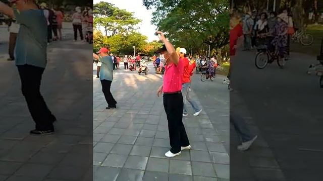 112/11/05(日)紅毛港樂團演奏 ~ "車站惜別" 錄影 : 邱秋廉 . 阿貴快樂舞群 精湛演出 ~~ смотреть онлайн