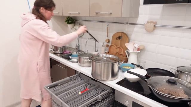 ?2 ДНЯ СО МНОЙ ? ПОДАРОК ОТ МАМЫ?ГОТОВИМ ПИРОЖКИ? УБОРКА смотреть онлайн