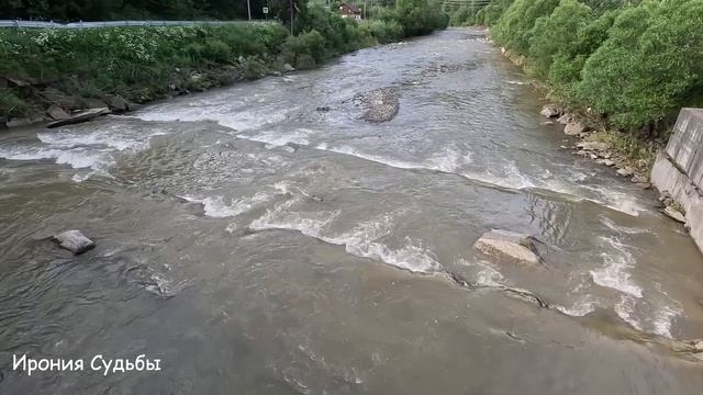 Врач получил совет от бездомной купить дом в одном селе, поднявшись на чердак он обомлел... смотреть онлайн