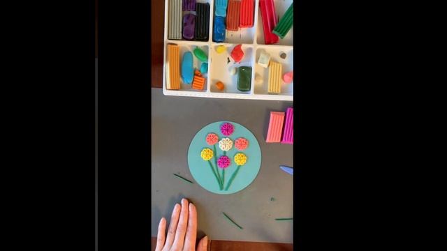 Лепим из пластилина букет цветов на картоне. смотреть онлайн