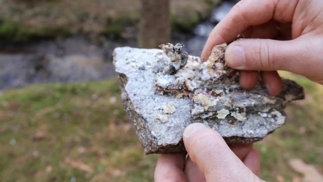Building Bushcraft Shelter Under a Huge Rock - Collecting Birch Sap, Making Fish Trap, Catch & Cook смотреть онлайн