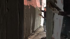 Стройка. Нанесение клея под гребенку. Паркинг. Штукатурка. Отделочные работы