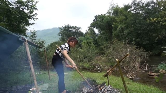 Solo Bushcraft & Camping - Setup Camp And Cooking, Grilled Pork Leg | Wild Busucraft Ep.6 смотреть онлайн