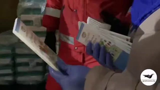 Прямо сейчас беженцам выдают обед. Дети получают шоколадки от Главы государства смотреть онлайн