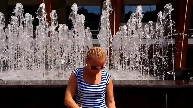 Фонтан в центре "Галактика". Сочи, Красная Поляна. смотреть онлайн