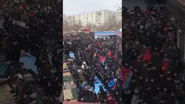 На джума-намазе в Красноярске мусульмане не умещаются в мечети смотреть онлайн