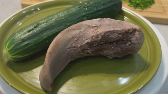 Простые, но очень вкусные салаты. Бюджетные закуски смотреть онлайн