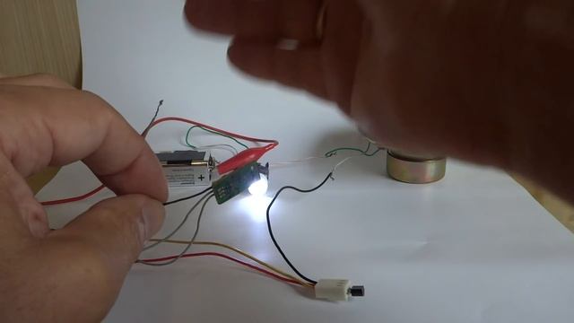 ? СВЕТОВОЙ УСИЛИТЕЛЬ ЗВУКА из ОПТИЧЕСКОГО РЕЛЕ ? Эксперимент со СветоЗвуком ;-) смотреть онлайн