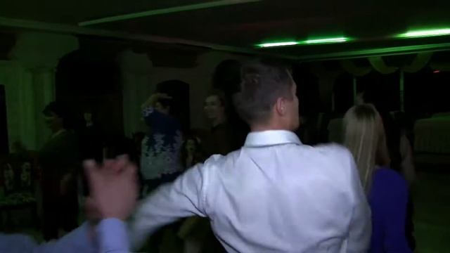 Круг почета боевой тещи с флагом на свадьбе. А жених - Артист!!! смотреть онлайн