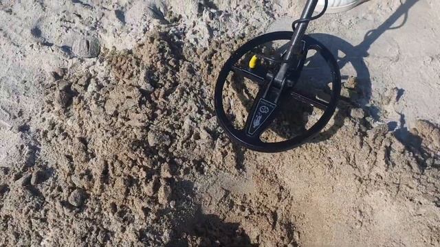 Поиск с металлоискателем на пляже в Одессе! Первое золото... смотреть онлайн
