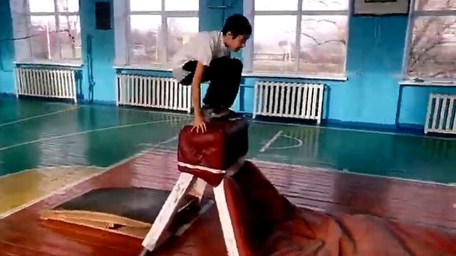 Шахназарян Кристиан - опорный прыжок через козла согнувши ноги смотреть онлайн