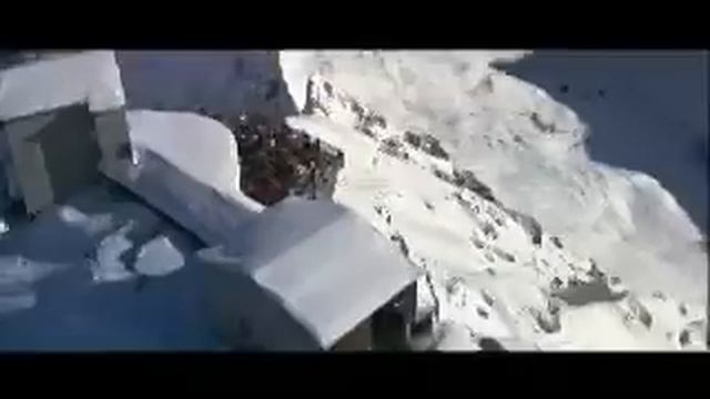 On Her Majesty's Secret Service - Arrival at Piz Gloria смотреть онлайн