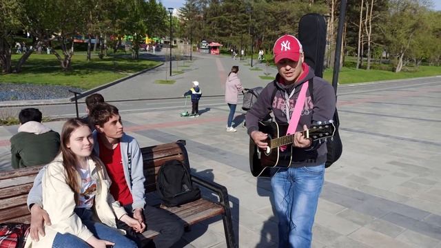 ГИТАРИСТ ПОЕТ НА НАБЕРЕЖНОЙ ЛЮБУЮ ПЕСНЮ | НОВОСИБИРСК | РЕАКЦИЯ ЛЮДЕЙ | ЧАСТЬ 2 смотреть онлайн