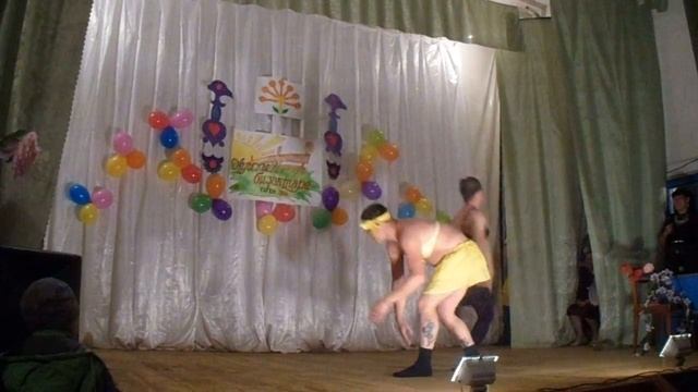 Деревенские парни исполняют танец маленьких лебедей смотреть онлайн