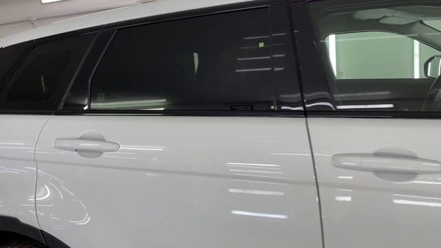 Range Rover Evoque - оклейка плёнкой оттенка «матовый аметист», зеркала и крыша черной пленкой смотреть онлайн