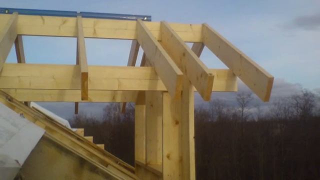 Сборка деревянного дома из кругляка под крышу. смотреть онлайн