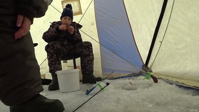 Ловля плотвы и подлещика на Финском заливе. Зимняя рыбалка. смотреть онлайн