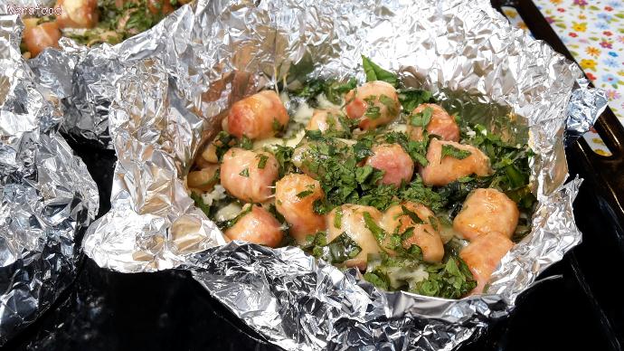 Колбаски с фасолью и зеленью. Конвертики удобно взять на дачу или в лес. смотреть онлайн