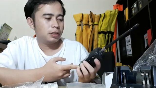 Review Unboxing HT (Handy Talky) Icom IC-V80 Indonesia смотреть онлайн