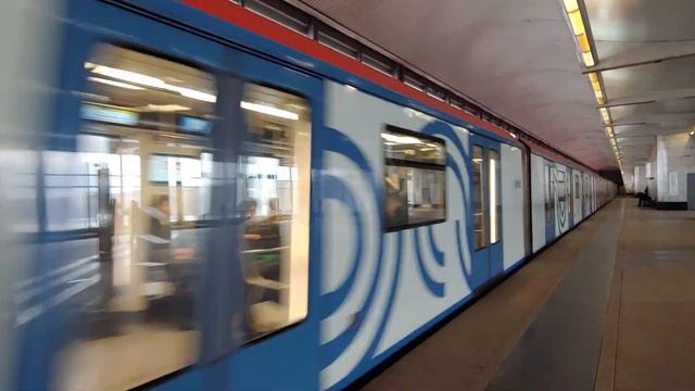 81.765.2 (Москва 2019) прибывает на станцию "Воробьёвы Горы" смотреть онлайн