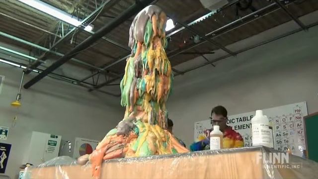 Гигантский столб из пенополиуретана