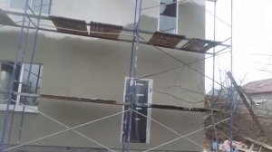 Фактурная штукатурка на фасаде дома.! Нанесение грунт краски ceresit СТ 16 валиком.