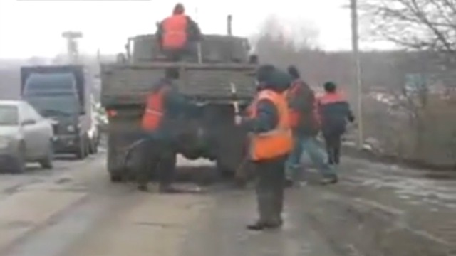 Как ремонтируют дороги в России смотреть онлайн