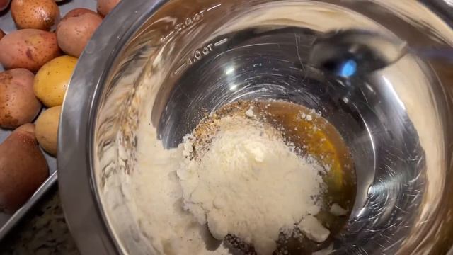 Карбонат запечённый в духовке и молодой картофель в беконе. смотреть онлайн