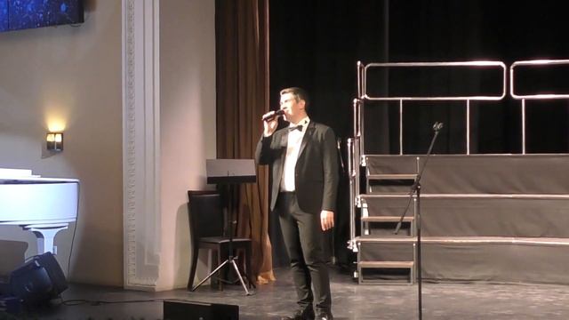 "Рассыпающая звезды", поёт Дмитрий Данилов "Scattering the stars", Dmitry Danilov sings смотреть онлайн