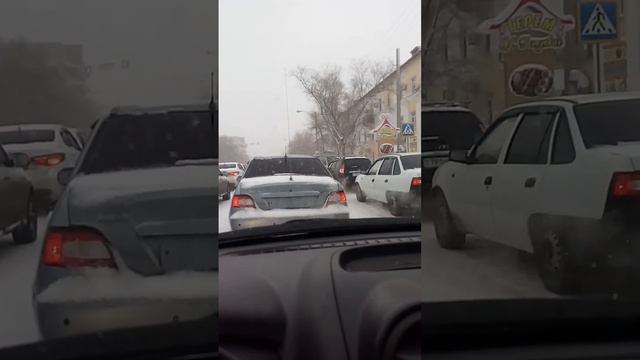 В пробке в Атырау; мысли в слух таксиста смотреть онлайн