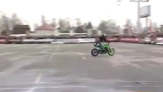 В Лахте проходит чемпионат Восточной Европы по стантрайдингу (14 апреля 2013 года) смотреть онлайн