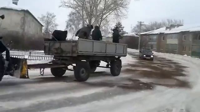 как в 21м веке посыпают песком дороги в с.Октябрьское смотреть онлайн