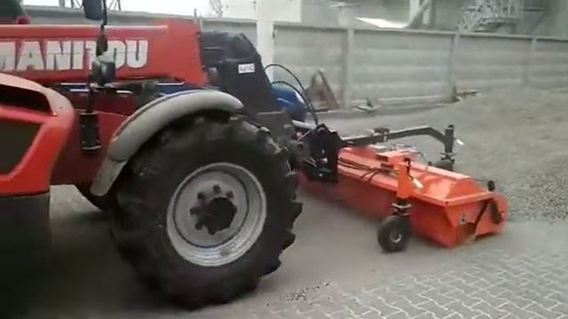 Щетка (уборочная машина) Paritet c телескопическим погрузчиком Manitou смотреть онлайн