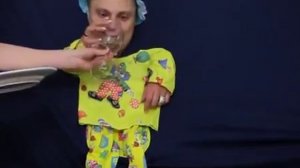 Свадебный юмор и смешной конкурс на свадьбе с женихом. Очень веселый конкурс  для молодоженов