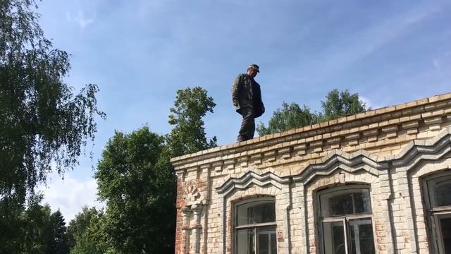 Старинный дом в деревне остался без крыши смотреть онлайн