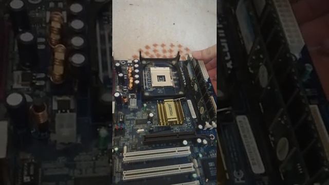 Материнская плата сокете478,DDR1,2258mb,hdd40GB Motherboard on the socket478,DDR