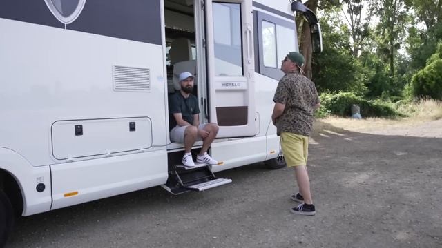 24H DANS UN CAMPING-CAR DE LUXE VS UNE CARAVANE PAS OUF смотреть онлайн