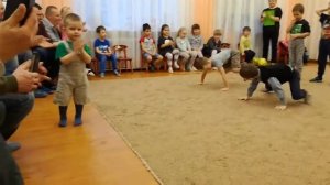 Малыш танцует «Яблочко»!