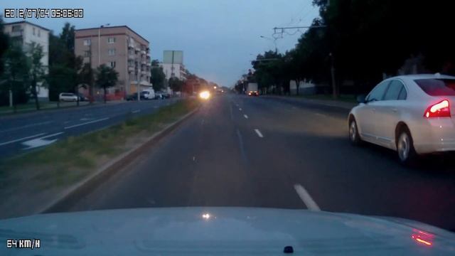 Какой-то большой камень (возможно бордюрный) на дороге смотреть онлайн