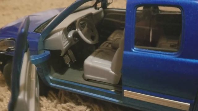1999 Chevrolet Silverado Z71 1:18 Scale Review смотреть онлайн