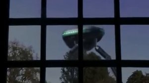 Треножник идёт рядом с домом...