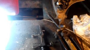 mercedes 190-ставим переднюю пружину одной рукой)