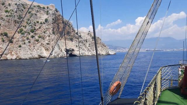 Скалы на берегу в Турции смотреть онлайн